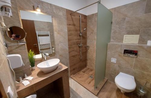 Szeged Bed & Breakfast | Vén Diófa De Lux Panzió: Guest Rated 9/10 with Hot Tub