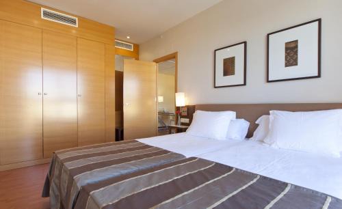 Sevilla Este Hotel | Relaxing Vértice Sevilla: Oceanfront Stay with Pool Access