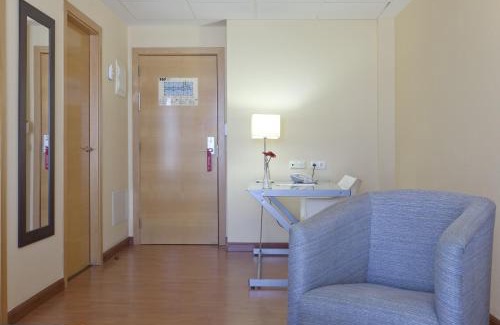 Sevilla Este Hotel | Relaxing Vértice Sevilla: Oceanfront Stay with Pool Access