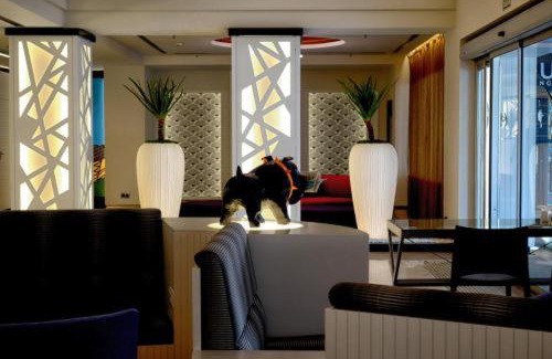 Sevilla Este Hotel | Relaxing Vértice Sevilla: Oceanfront Stay with Pool Access