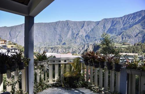 Cilaos House | Inviting Vétiver: Family & Pet-Friendly Retreat