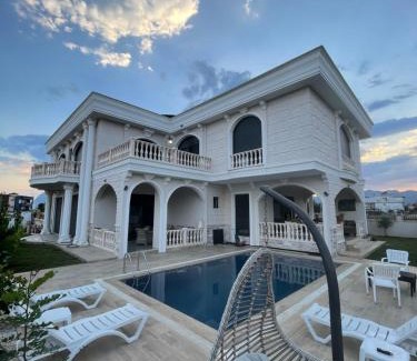 Dosemealti House | Discover Villa Class: Pet-Friendly Retreat with Pool