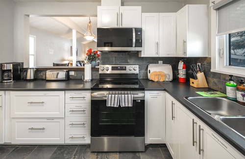 Kingsland House | Perfect Retreat: V@Home near Glenmore Park & Chinook Mall