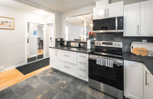 Kingsland House | Perfect Retreat: V@Home near Glenmore Park & Chinook Mall