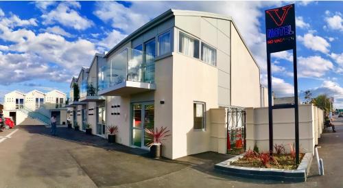 Papanui Hotel | Discover V Motel: 5-Star Stay with Family-Friendly Amenities
