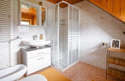Srednja Vas v Bohinju Apartment | Family-Friendly Apartmaji Skantar with Hot Tub & Breakfast
