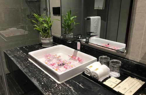 Svay Pao Hotel | Explore V V Hotel Battambang: Family-Friendly Retreat with Pool