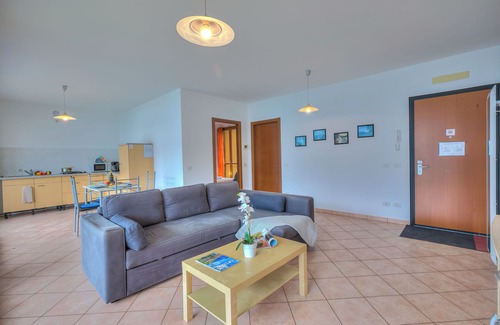 Tronzano Lago Maggiore Apartment | Experience Va Pensiero sul Lago with Scenic Views & Amenities