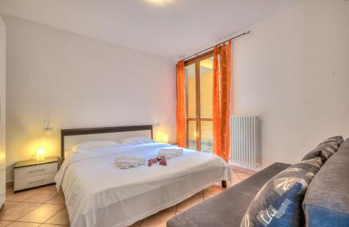 Tronzano Lago Maggiore Apartment | Scenic Va Pensiero sul Lago - Family-Friendly Retreat