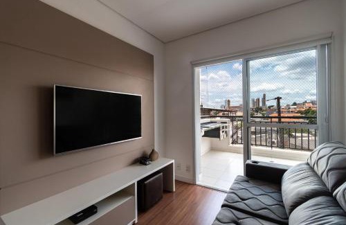 Zona Leste Apartment | Elegant VA26 Apartment with Balcony in Vila Carrão