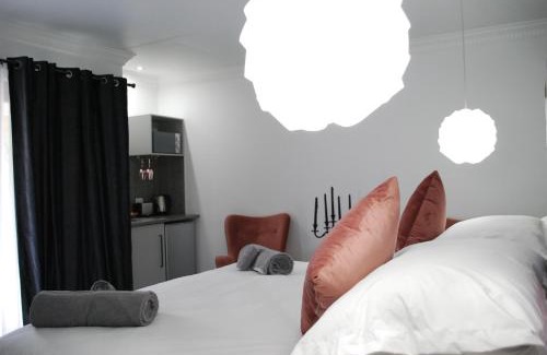 Christiana House | Pet-Friendly Vaal De Vue Guesthouse with Pool and Breakfast