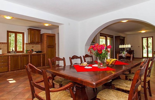 Stanisovi House | Oceanfront Retreat: Vacation Home Ana with Pool & Spa