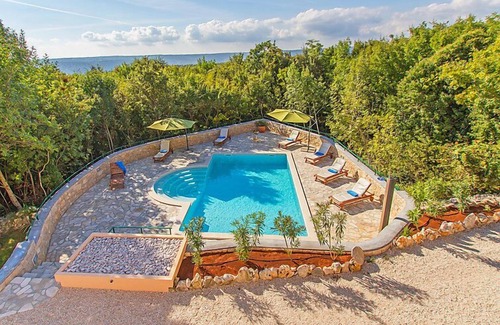 Stanisovi House | Oceanfront Retreat: Vacation Home Maggie with Pool & Spa