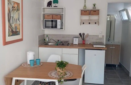 Chateauneuf-les-Martigues House | Relaxing Getaway 10 Minutes from Beaches with Pool & BBQ
