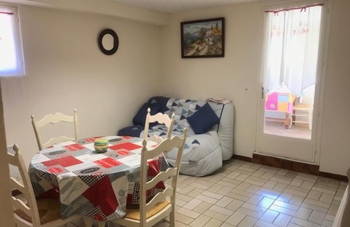 La Seyne-sur-Mer Apartment | Sun-Soaked Getaway: 200m from the Sea with Ocean Views
