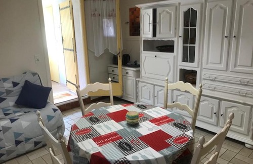 La Seyne-sur-Mer Apartment | Sun-Soaked Getaway: 200m from the Sea with Ocean Views