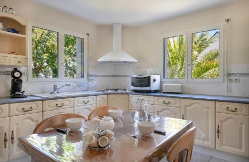 Crach House | Relaxing Getaway in Crac'h with Inviting Pool