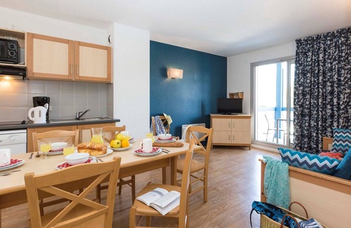 Hourtin Port Condo | Relaxing Retreats Near Bordeaux with Pool and Spa Amenities