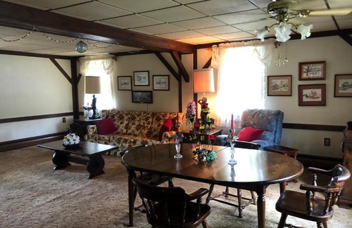 Robertsdale House | Comfortable 4 Bedroom Home by the Lake in Robertsdale