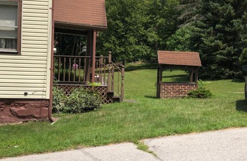 Robertsdale House | Comfortable 4 Bedroom Home by the Lake in Robertsdale