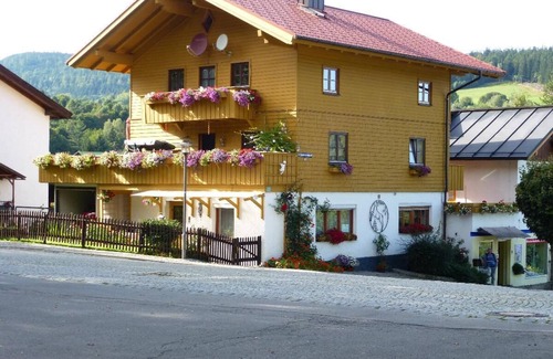 Bayerisch Eisenstein Apartment | Inviting Vacation Apartment with Equipped Eat-In Kitchen