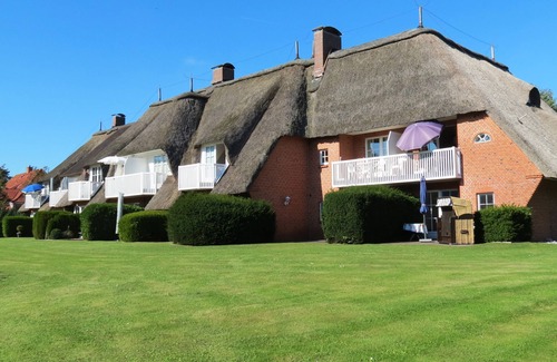 Busumer Deichhausen Apartment | Cozy Oceanfront Apartment for Two in Büsumer Deichhausen