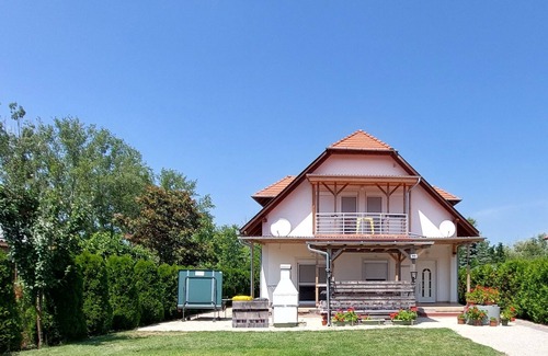 Balatonmariafurdo Villa | Cozy Lakeside Apartment with Pool for Couples Retreat