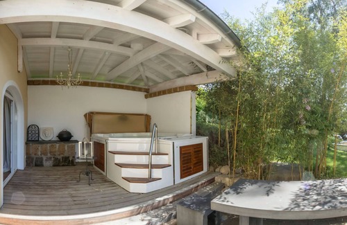 Kressbronn Apartment | Comfortable Retreat at La Pergola with Scenic Ocean Views