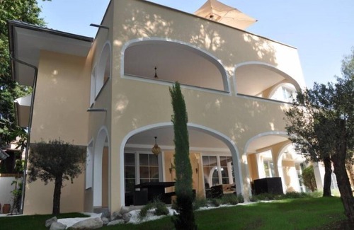 Kressbronn Apartment | Comfortable Retreat at La Pergola with Scenic Ocean Views