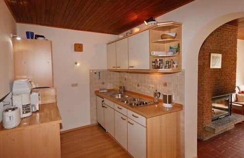 Sankt Valentin Apartment | Cozy Ground Floor Apartment with Terrace and Kitchen