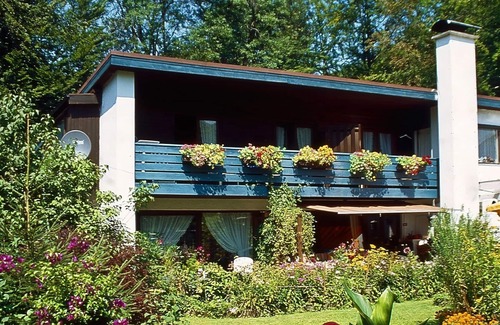 Sankt Valentin Apartment | Cozy Ground Floor Apartment with Terrace and Kitchen