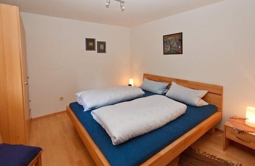 Sankt Valentin Apartment | Cozy Ground Floor Apartment with Terrace and Kitchen