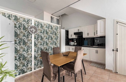 La Listada Apartment | Oceanfront Vacation Apartment 'Apartamento La Listada Bajo' with Wi-Fi