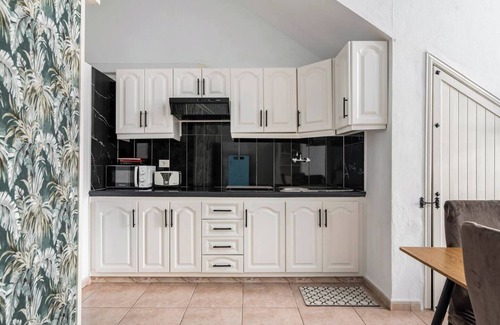 La Listada Apartment | Oceanfront Vacation Apartment 'Apartamento La Listada Bajo' with Wi-Fi