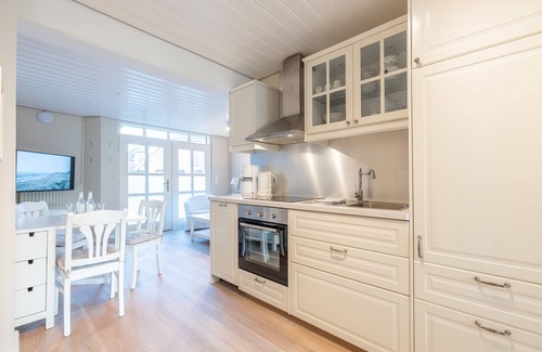 Utersum Apartment | Cozy Apartment for 3 with Ocean View in Utersum