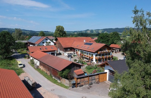 Bobing Apartment | Cozy Apartment for 5 Guests in Böbing with Spa Access
