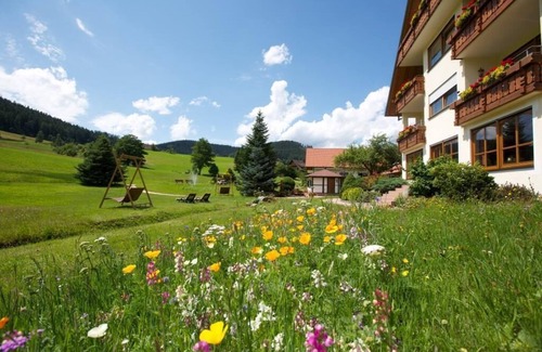 Tonbach Apartment | Cozy Vacation Apartment Type C with Kitchen & Breakfast