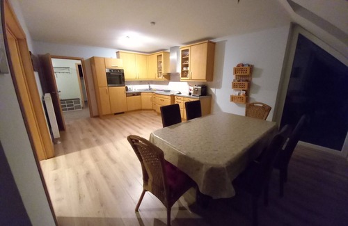 Wiesens Apartment | Family-Friendly Apartment in Aurich with Pool & Breakfast