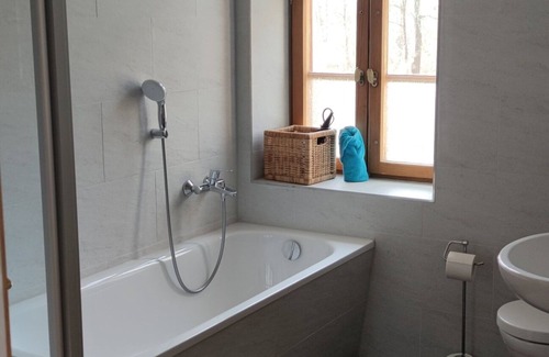 Plessa Apartment | Historic Watermill Vacation Apartment with Ocean View & Hot Tub