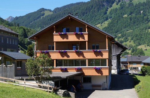 Au Apartment | Guest Rated 10/10: Family-Friendly Apartment in Lug