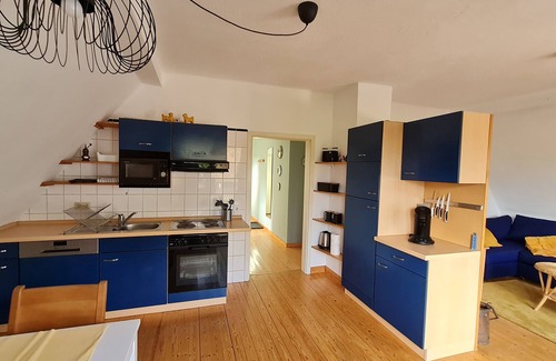 Halbs Condo | Idyllic Ollywood HILL Apartment with Balcony & Spa Retreat