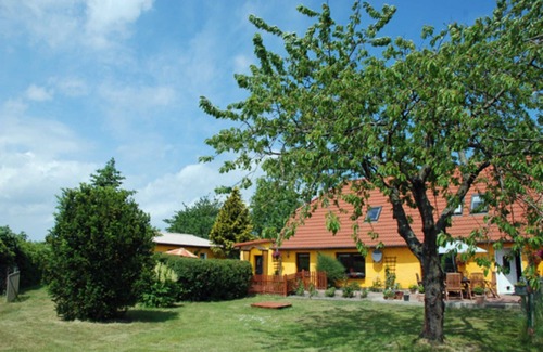 Thesenvitz Apartment | Cozy Holiday Rapsblüte Apartments with Fireplace in Lipsitz