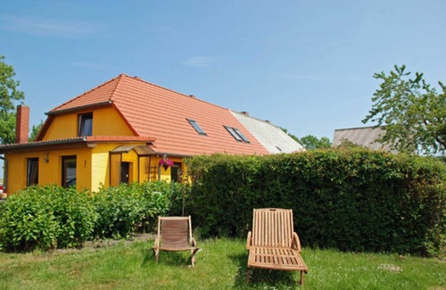Thesenvitz Apartment | Cozy Holiday Rapsblüte Apartments with Fireplace in Lipsitz