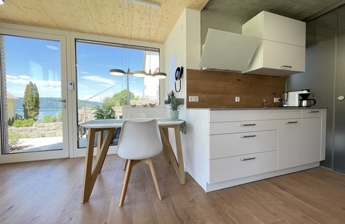 Sipplingen Apartment | Relax in Torkelstube: Oceanfront Vineyard Retreat