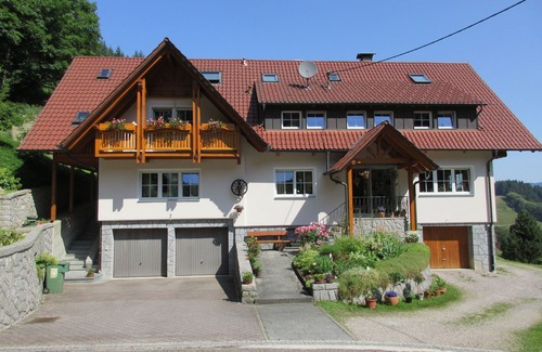 Ottenhofen im Schwarzwald Apartment | Ideal Getaway: Family-Friendly Apartment with Balcony