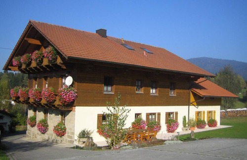 Arnbruck Apartment | Scenic Balcony Apartment with Panoramic Views & Breakfast
