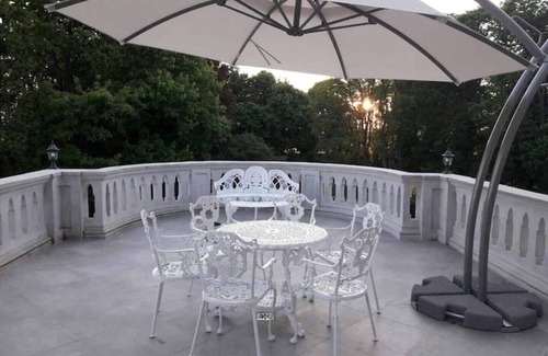 Swiebodzin Apartment | Elegant Vacation Apartment with Fireplace in Castle Park
