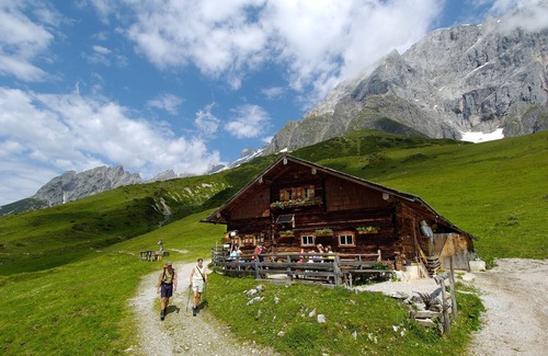 Muehlbach Am Hochkoenig Apartment | Cozy Apartment with Terrace in Hochkönig's Mountain Paradise