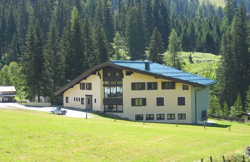 Muehlbach Am Hochkoenig Apartment | Cozy Apartment with Terrace in Hochkönig's Mountain Paradise