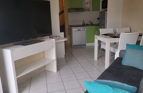 Saint-Cyprien Plage Cabin | Vacation cottage air conditioning swimming pool parking on Saint-Cyprien beach